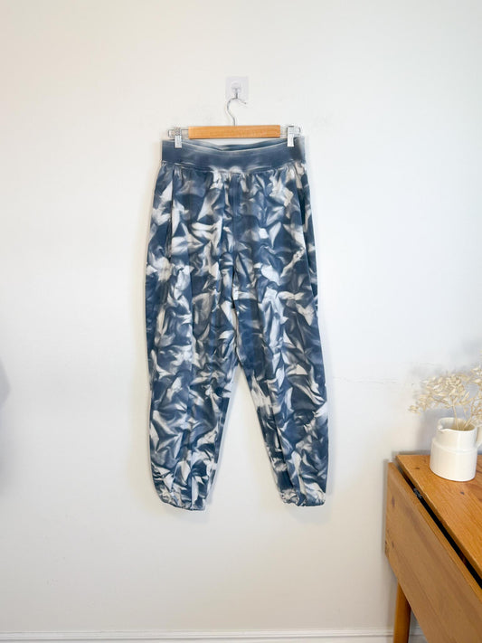 Lululemon "LA Tapered Leg Jogger in Tye Dye" (Size L)