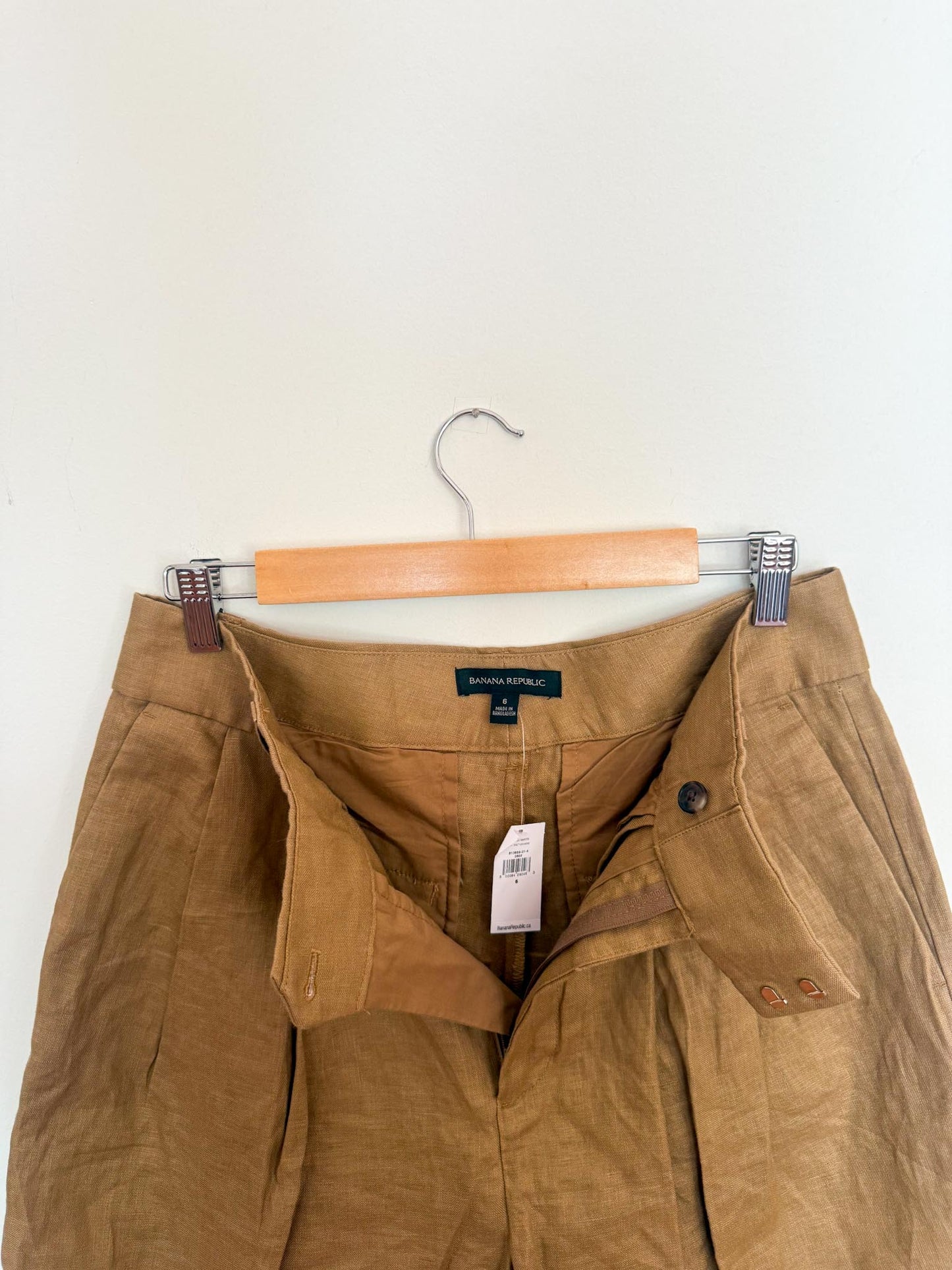 Banana Republic "High Rise Tailored Linen Trouser Short" NWT (Size M)