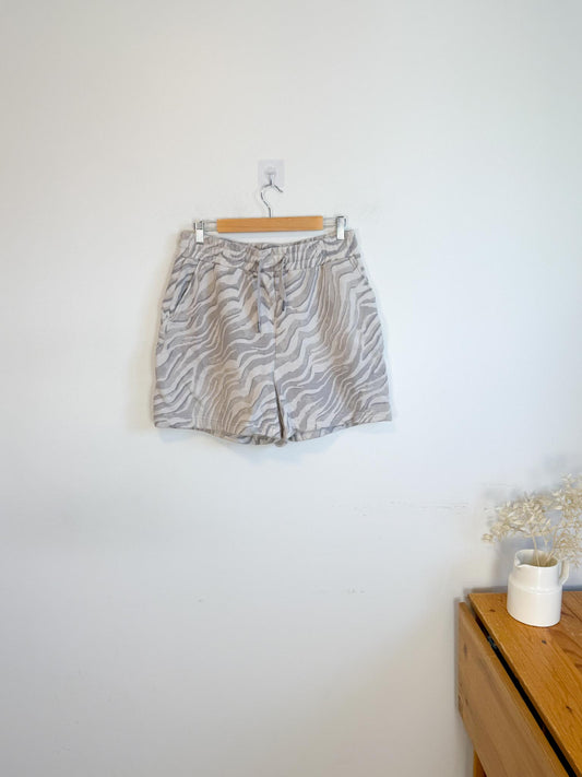 Sweaty Betty "Essential Shorts in Grey Zebra" (Size L)