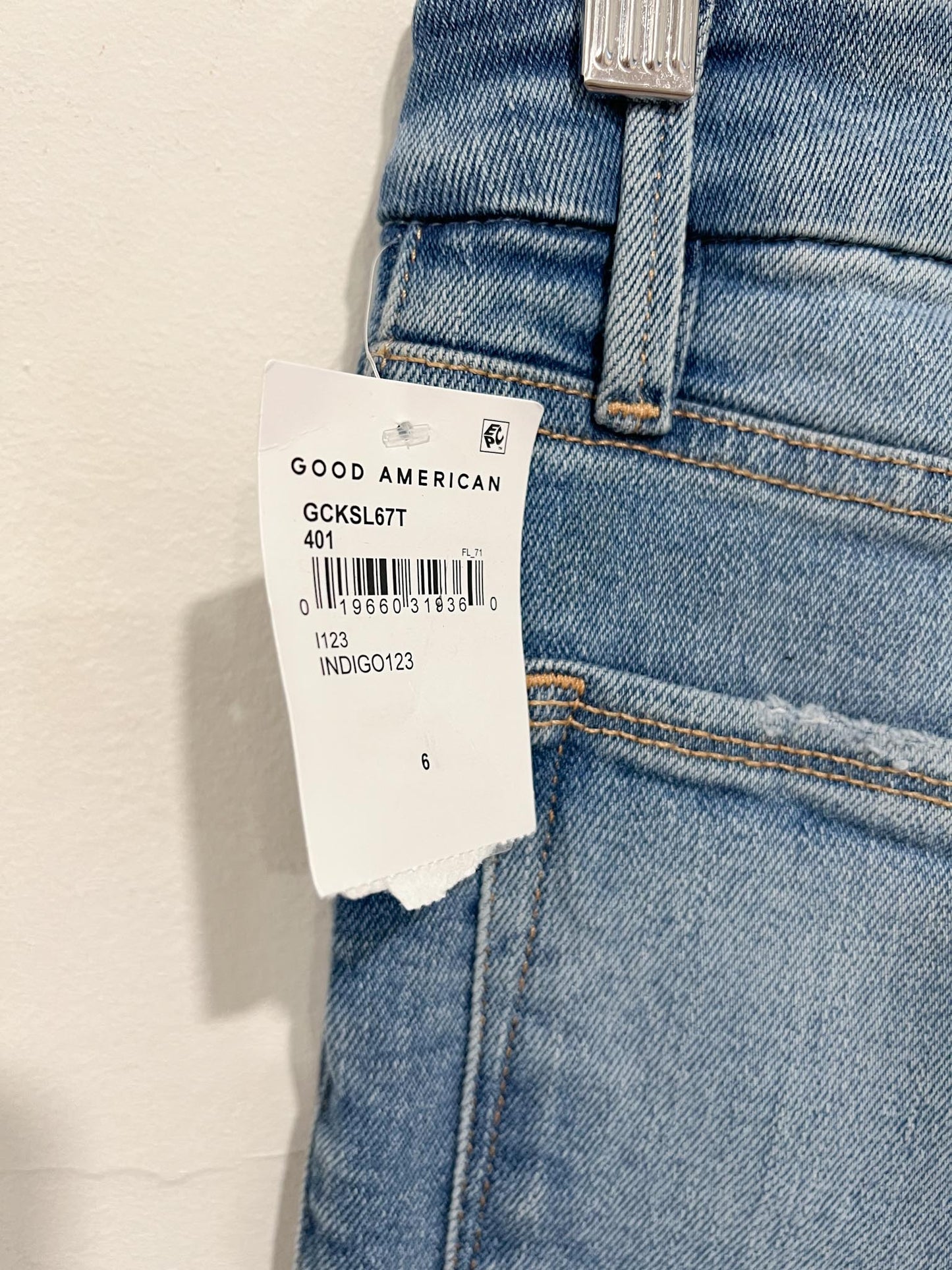 Good American "Good Classic Denim in Medium Wash" NWT (Size 6/28)