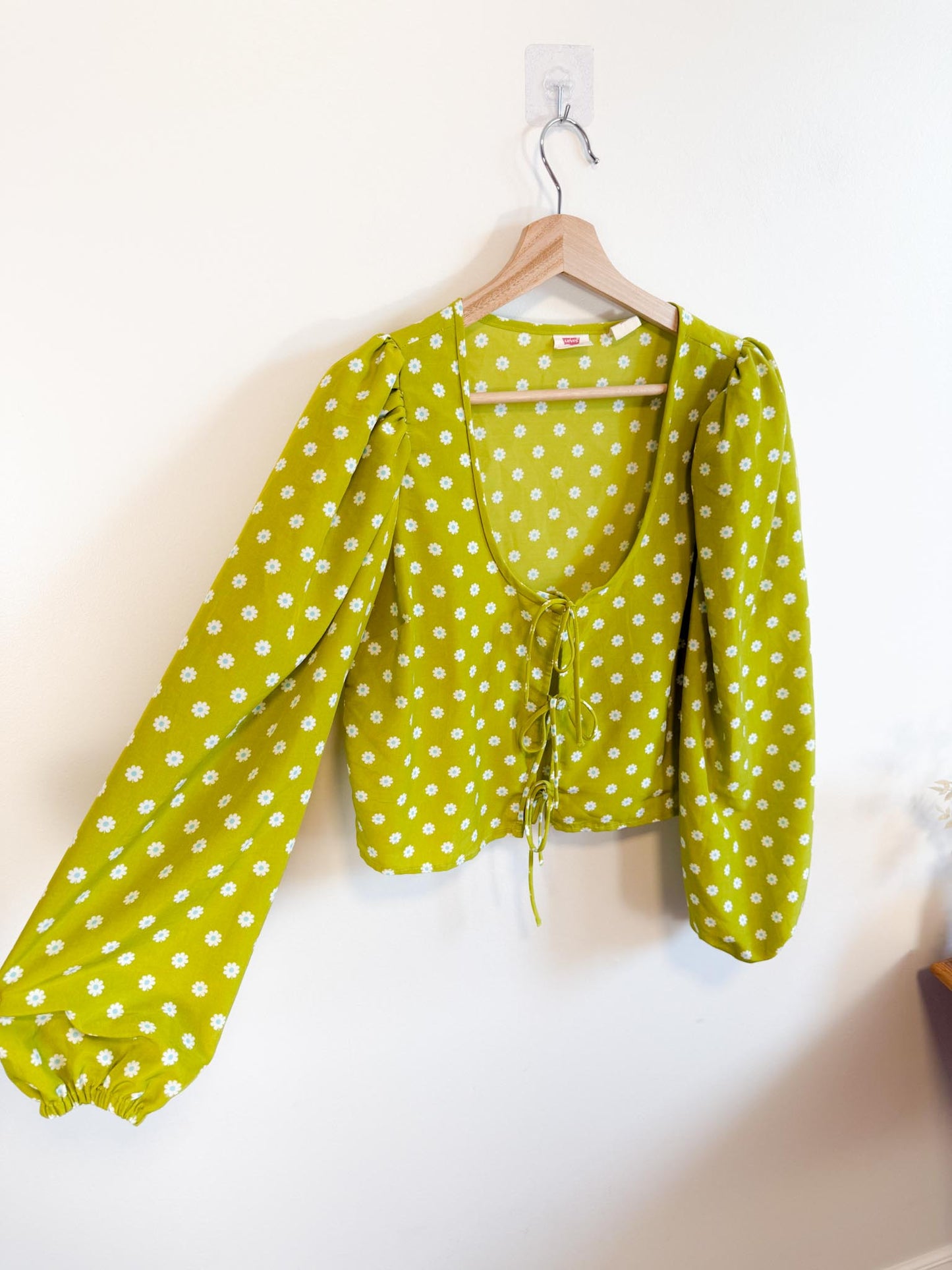 Levi’s Cropped Daisy Blouse with Front Ties in Lime Green (Size S/M)