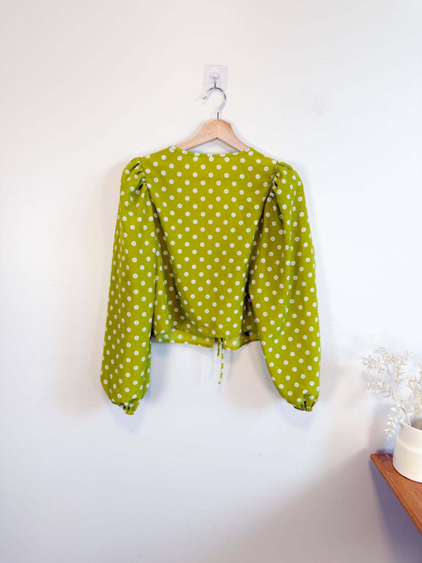 Levi’s Cropped Daisy Blouse with Front Ties in Lime Green (Size S/M)