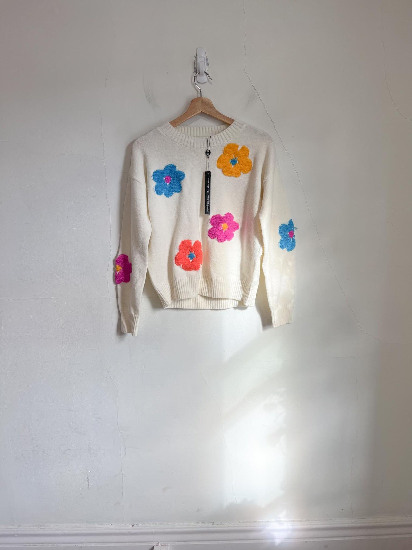 Lyla & Luxe Floral Sweater in White (Size XS/S)