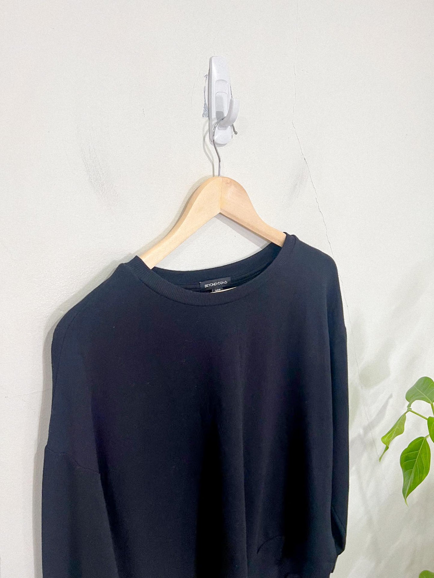 Beyond Yoga Pullover Crewneck in Black (Size S/M)