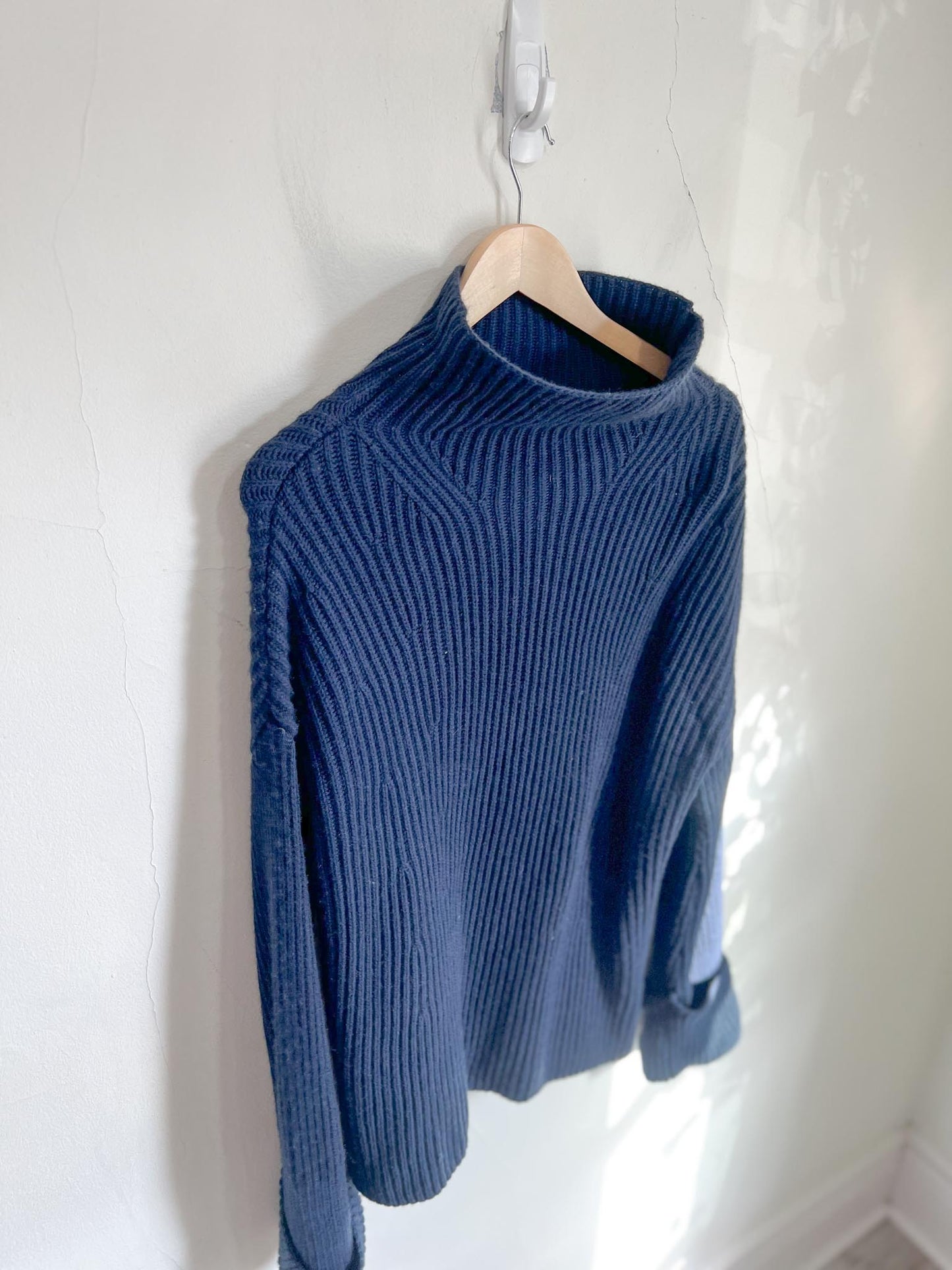 Banana Republic "Oversized Merino-Cashmere Sweater in Navy" (Size XS/S)