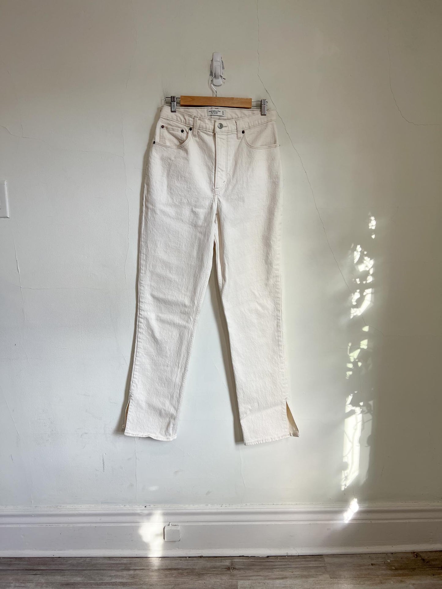 Abercrombie & Fitch "The 90s Straight Ultra High Rise Jeans in White" (Size 30L)