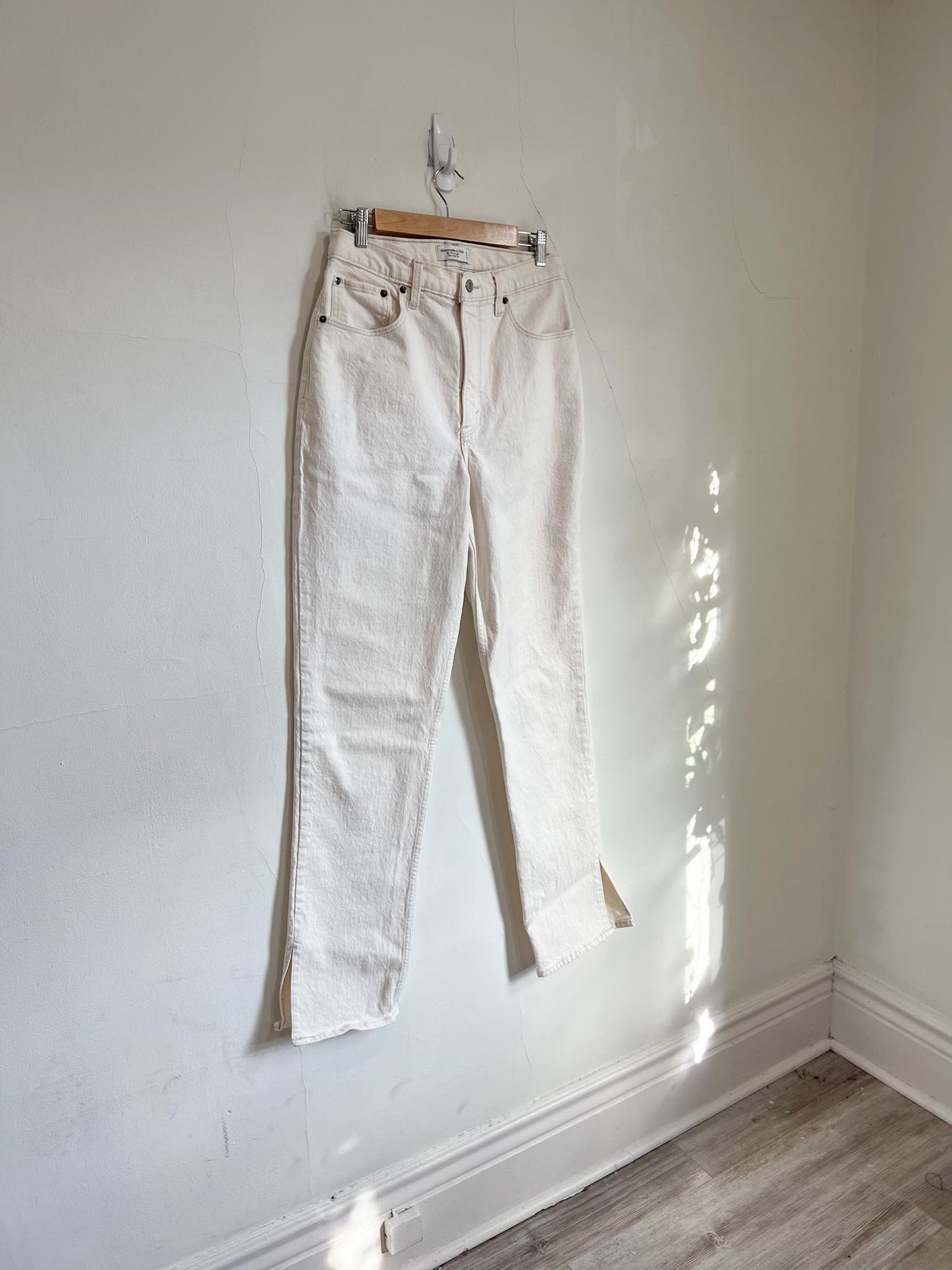 Abercrombie & Fitch "The 90s Straight Ultra High Rise Jeans in White" (Size 30L)