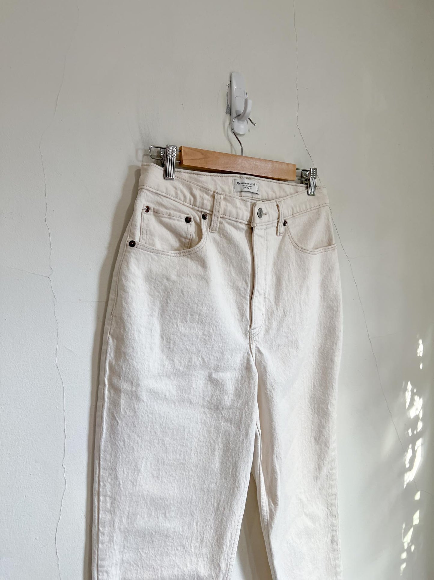 Abercrombie & Fitch "The 90s Straight Ultra High Rise Jeans in White" (Size 30L)