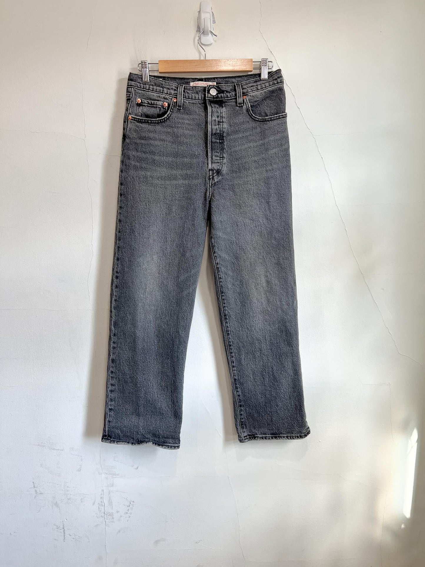 Levi’s "Ribcage Straight Ankle in Black Wash" (Size 29)