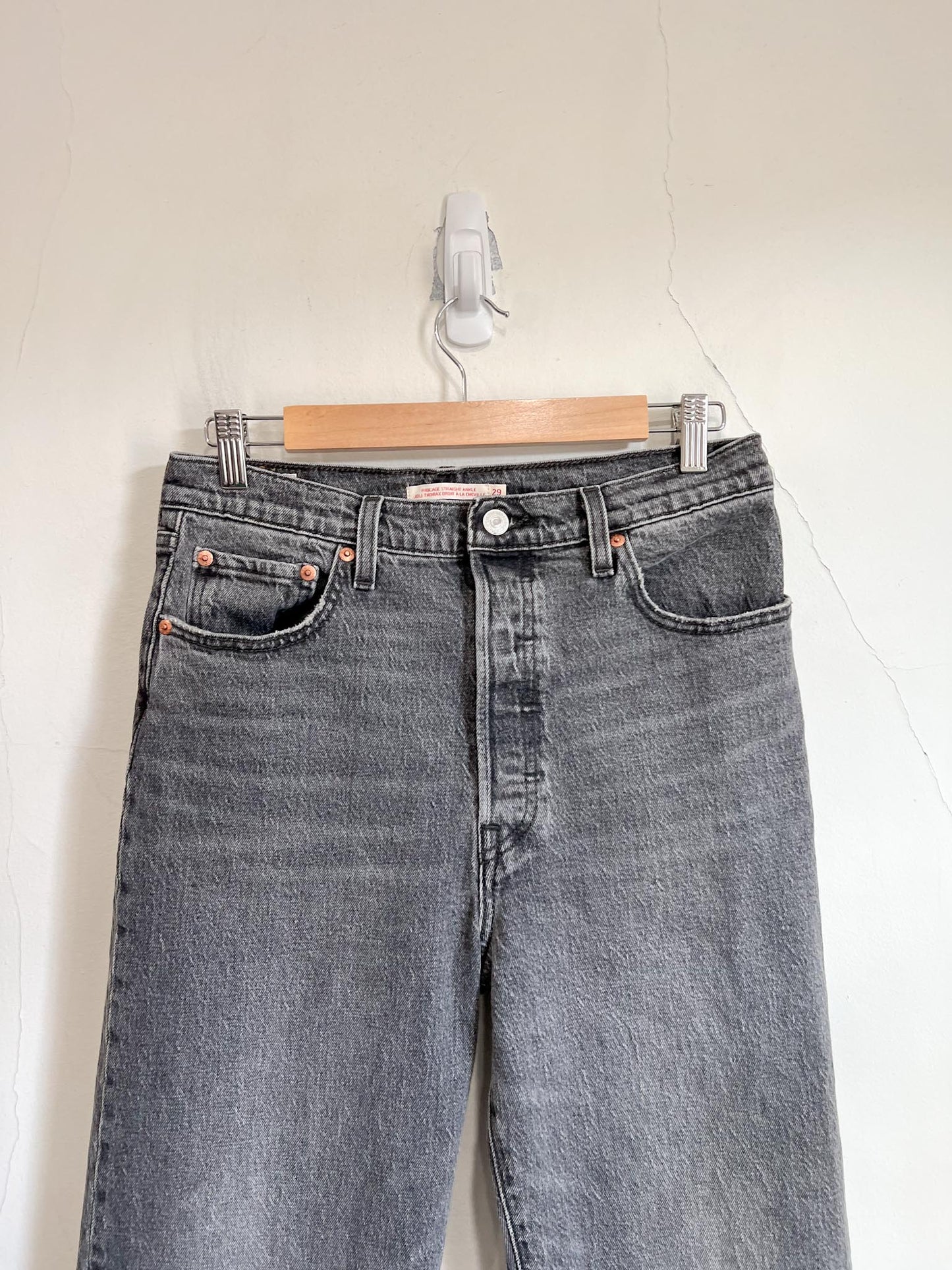 Levi’s "Ribcage Straight Ankle in Black Wash" (Size 29)