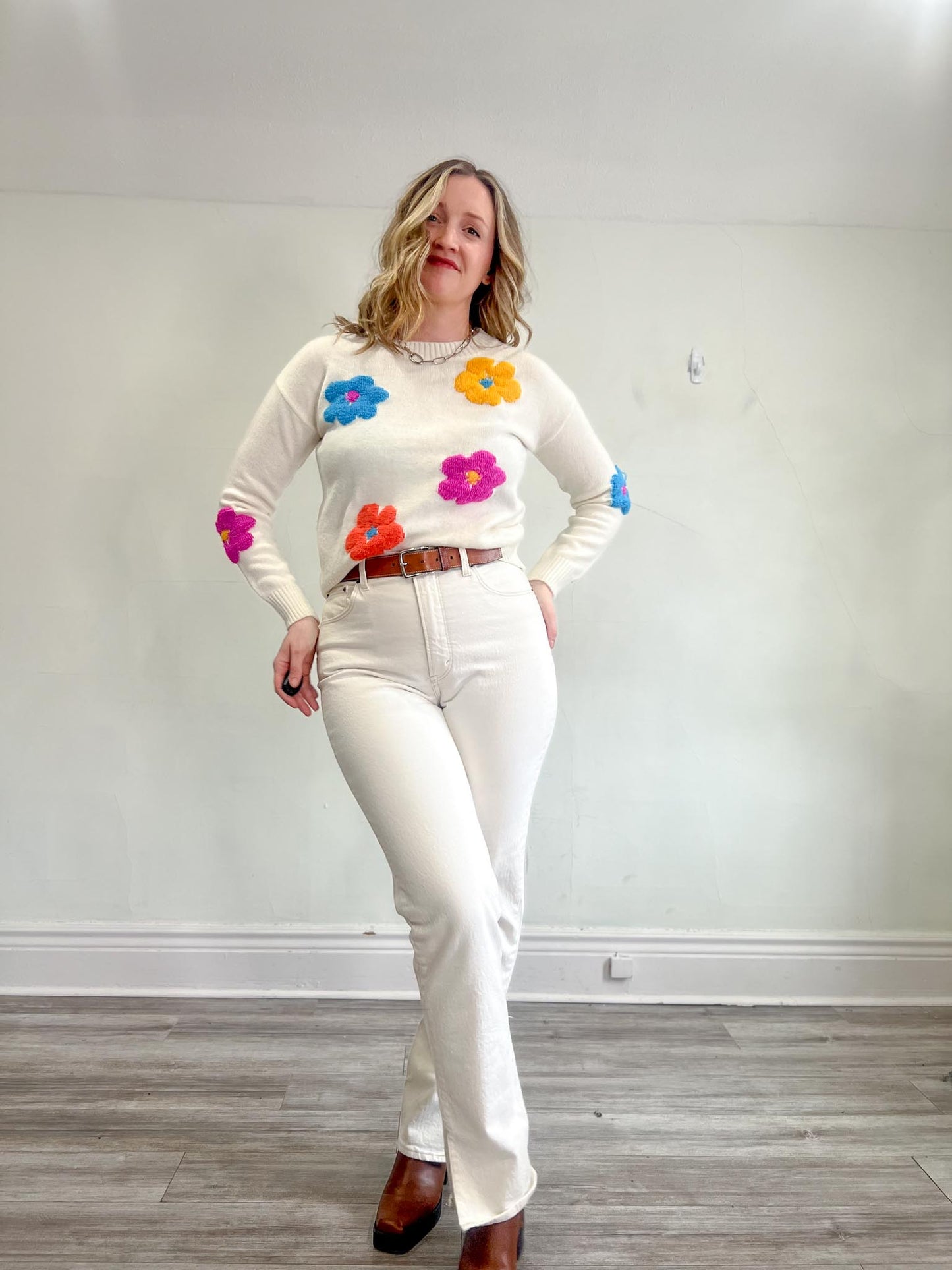 Lyla & Luxe Floral Sweater in White (Size XS/S)