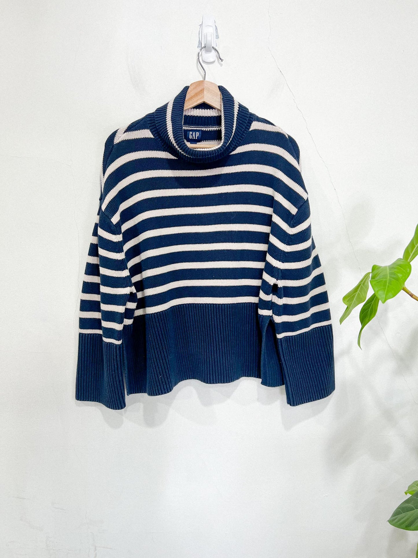 Gap Chunky Knit Striped Turtleneck Sweater in Navy/Off-White (Size M)