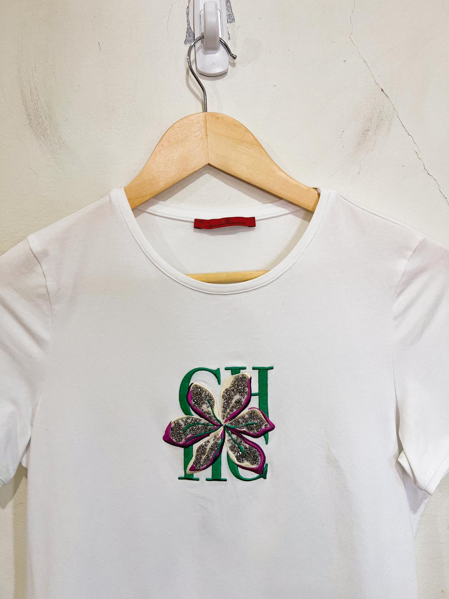 Carolina Herrera Designer White T-Shirt with Floral Logo (Size XS-S)