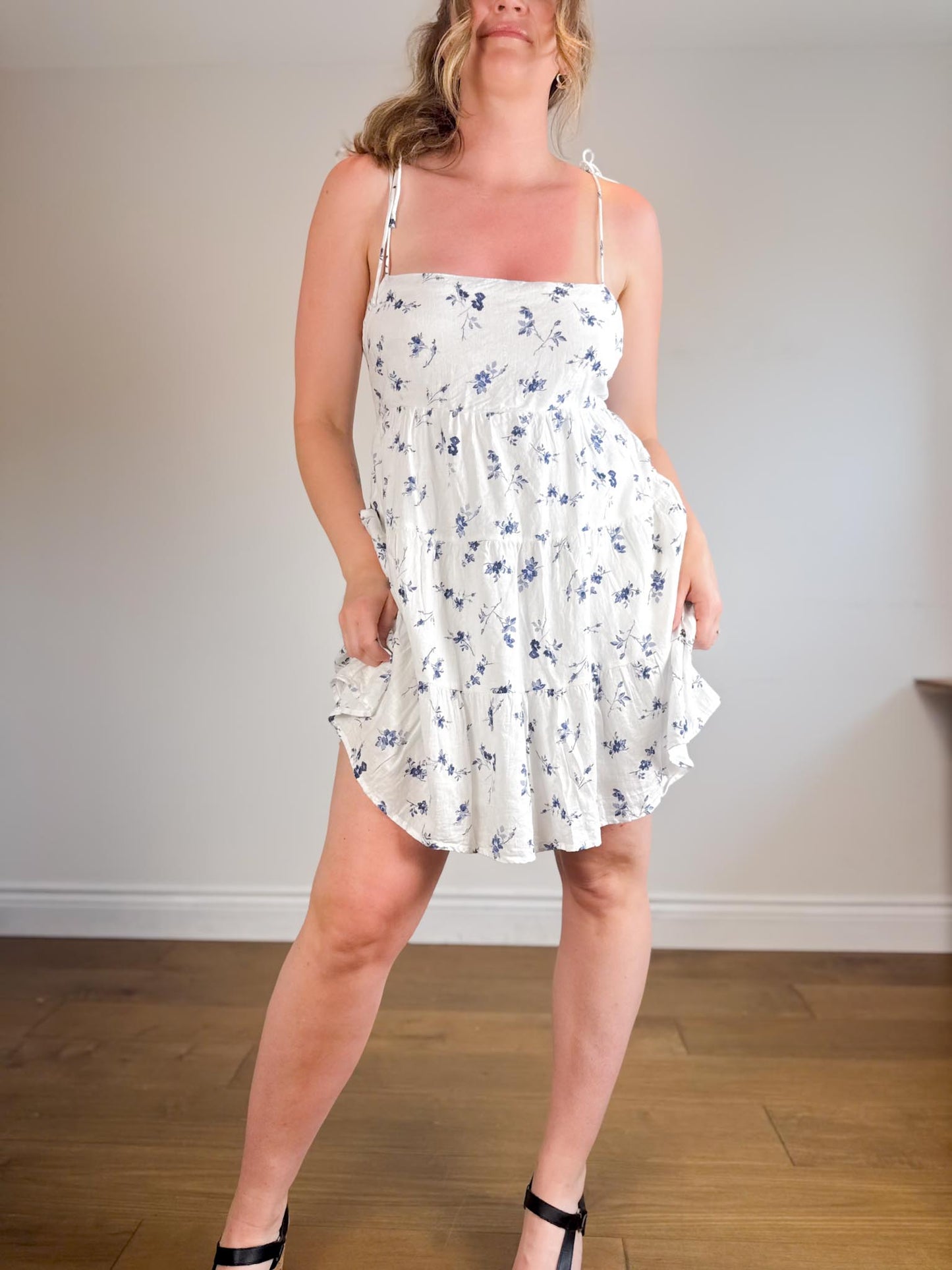 Abercrombie & Fitch Tiered Linen Mini Dress in Blue/White Floral (Size L)