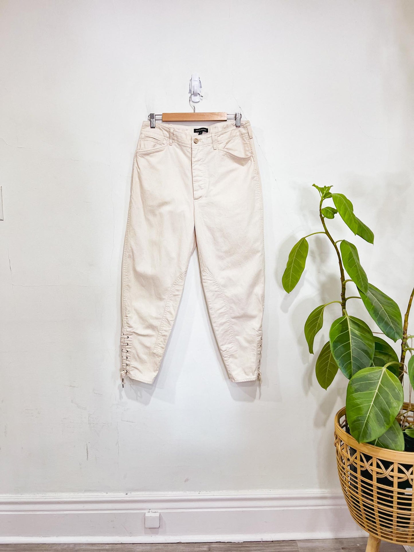 Banana Republic Cargo Ankle Pants in Cream (Size 8)