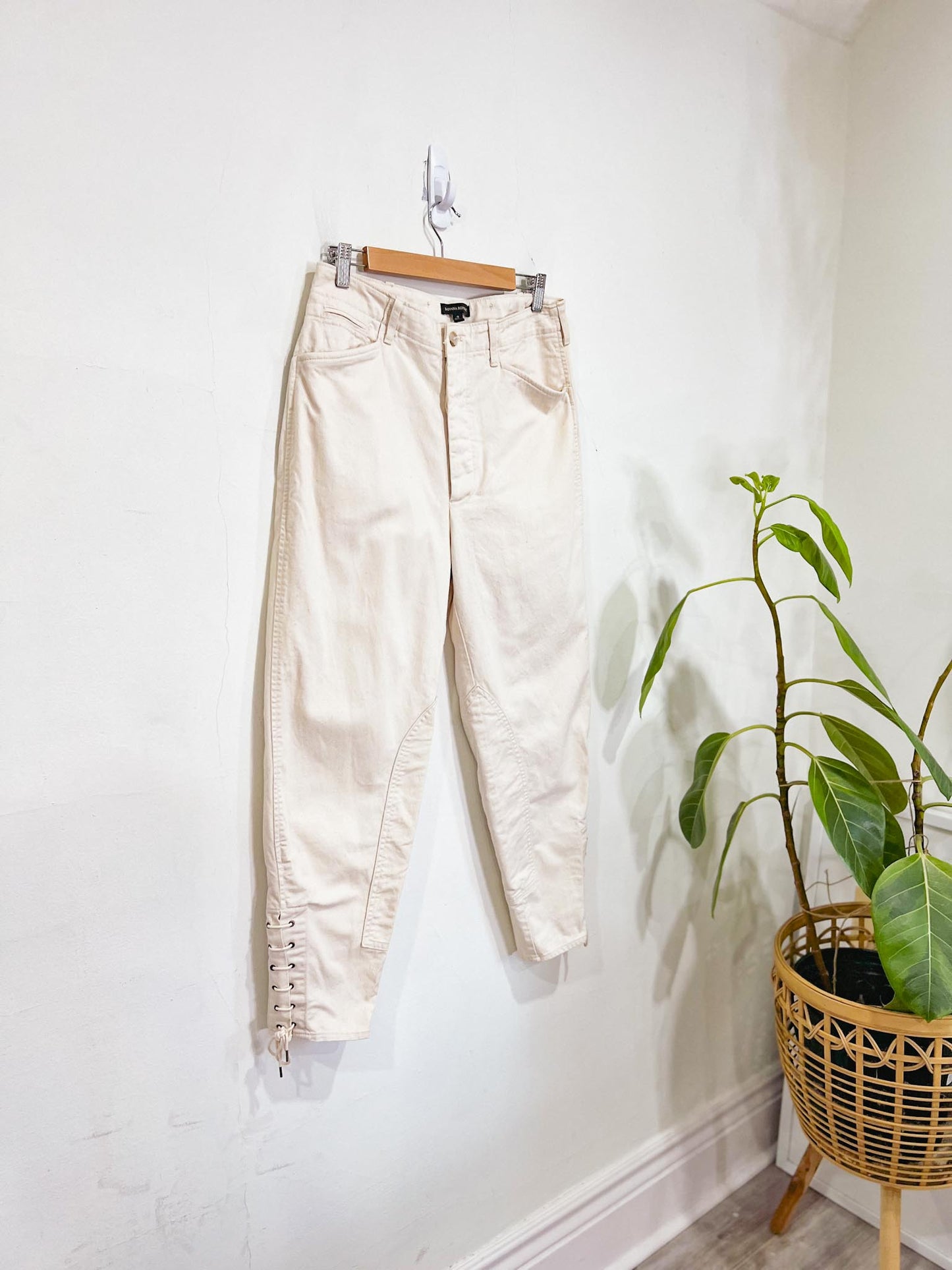 Banana Republic Cargo Ankle Pants in Cream (Size 8)