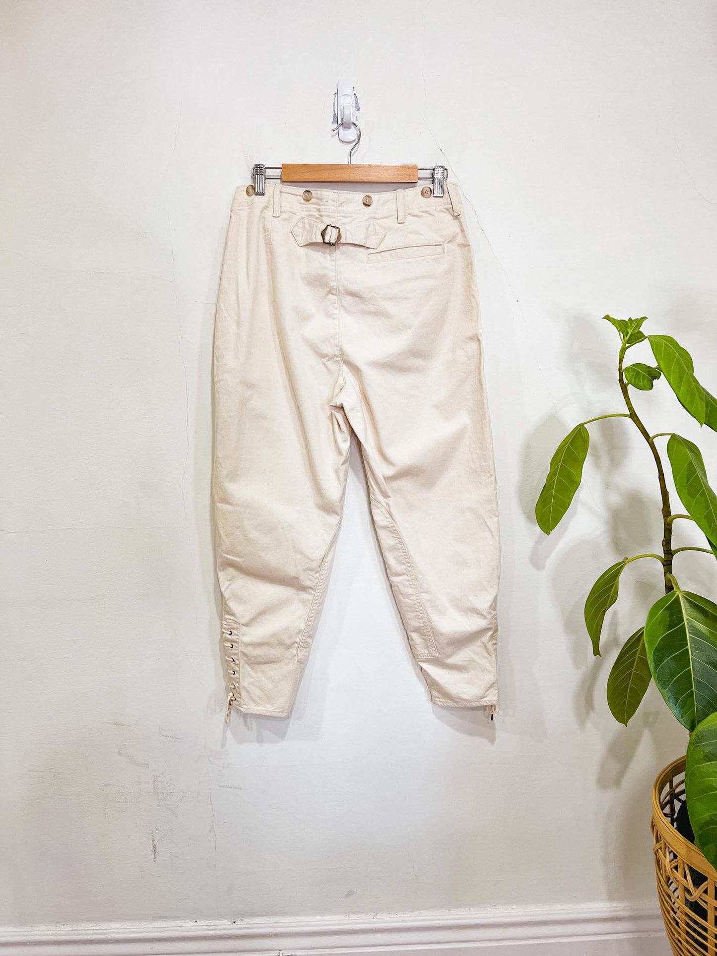 Banana Republic Cargo Ankle Pants in Cream (Size 8)