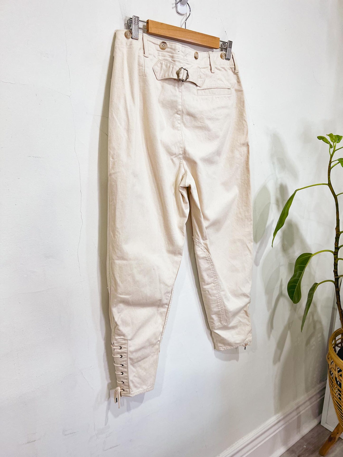 Banana Republic Cargo Ankle Pants in Cream (Size 8)