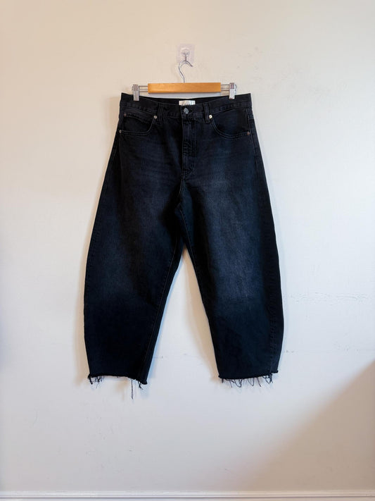 FRAME "The Bubble Crop Denim Jean in Black Wash" (Size 29)