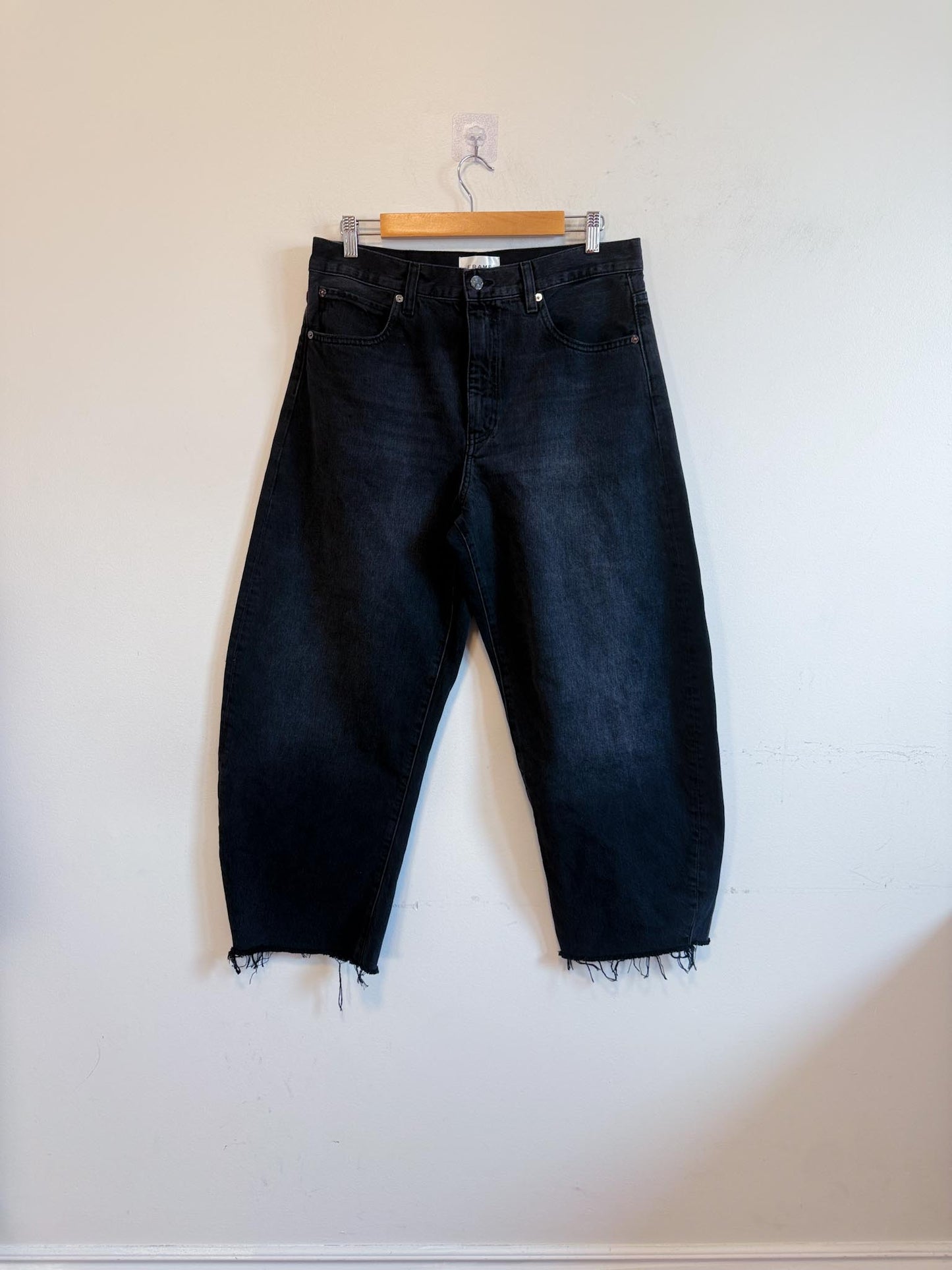 FRAME "The Bubble Crop Denim Jean in Black Wash" (Size 29)