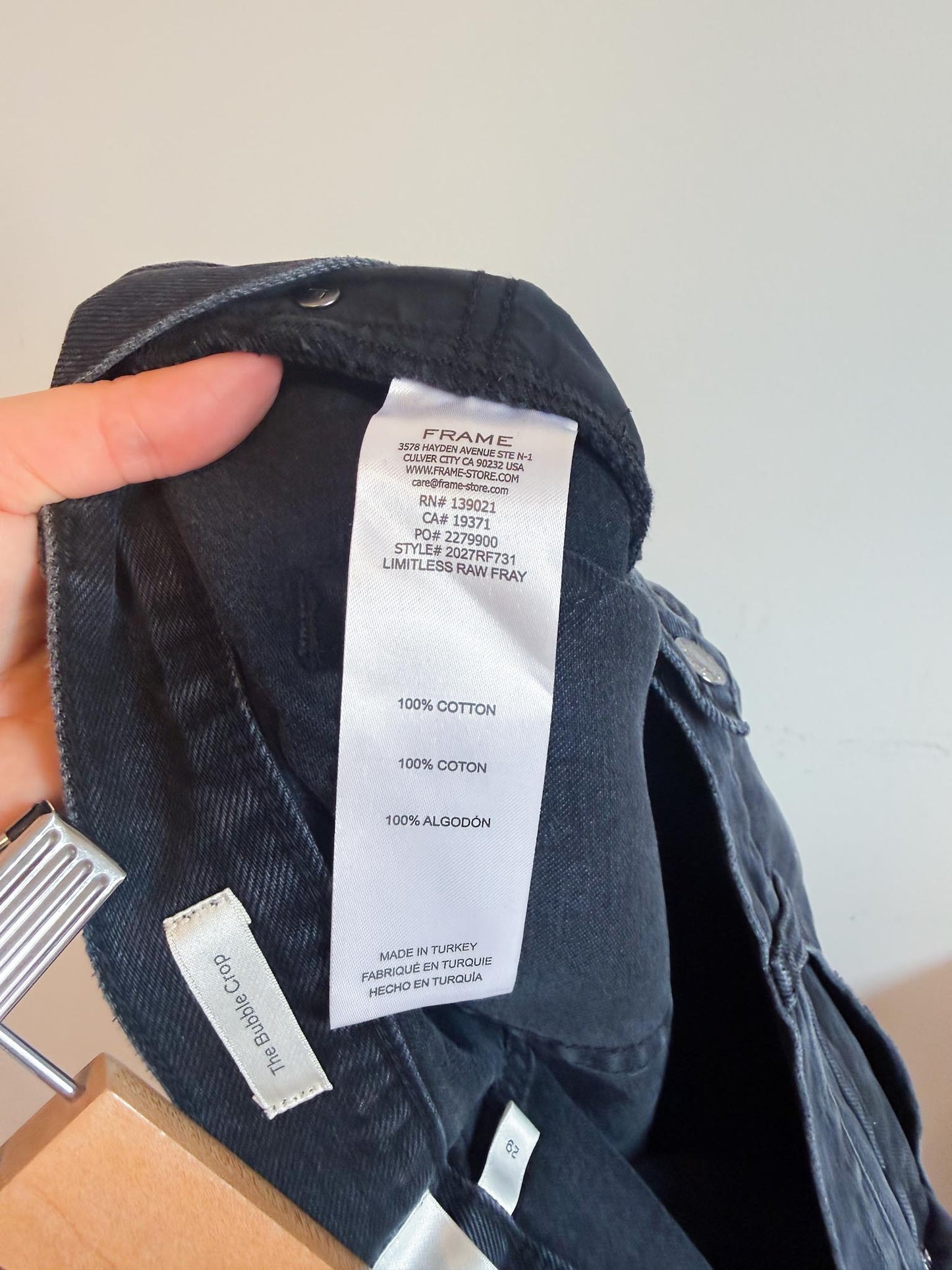 FRAME "The Bubble Crop Denim Jean in Black Wash" (Size 29)