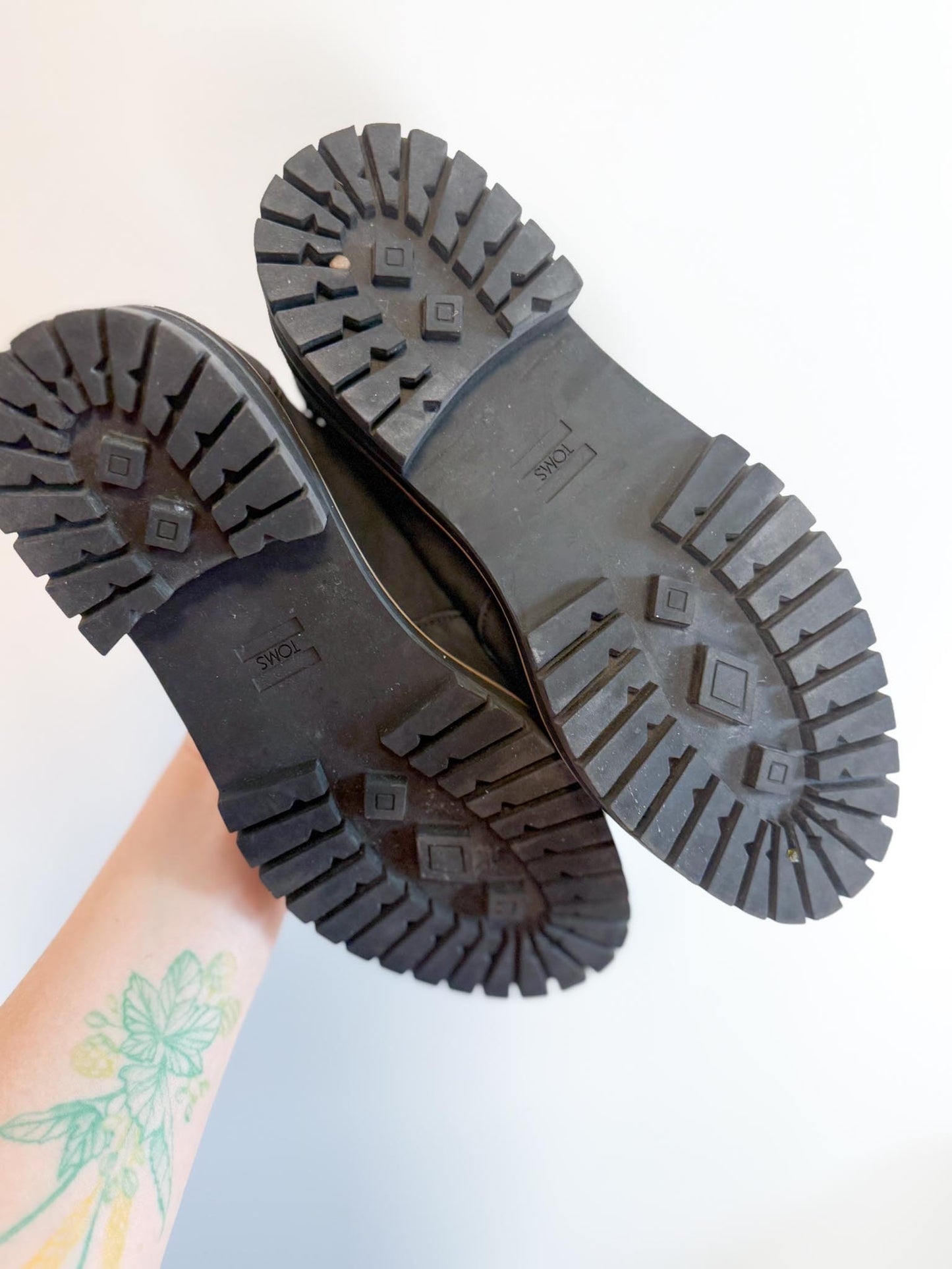 Toms "Cara Loafer in Black Leather" (Size 7)