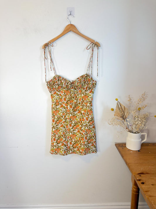 Realisation Par "Devon Silk Mini Dress in 70's Floral Print" (Size S/M)