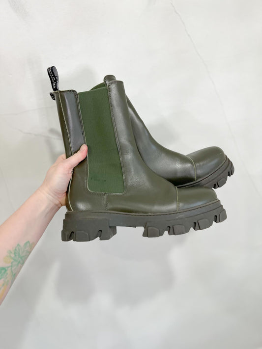 Last Studio "Angie Chelsea Boots in Green" (Size 41)