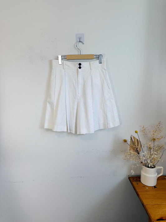 Club Monaco Pleated Shorts in White (Size M)