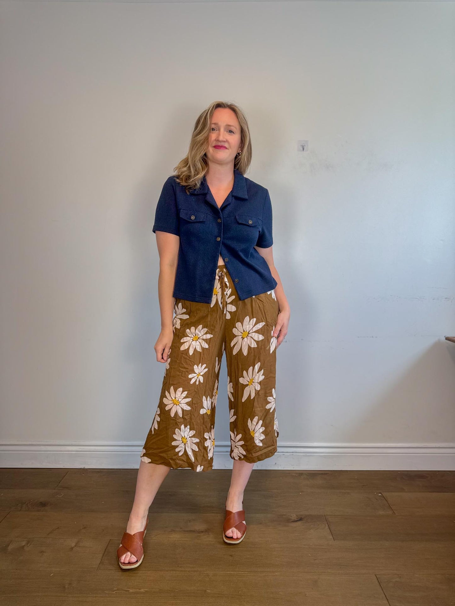 Onderbroeks Slow Fashion Cropped Rayon Pants in Daisy Print (Size L)