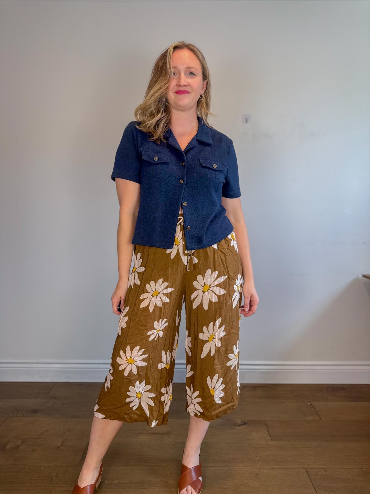 Onderbroeks Slow Fashion Cropped Rayon Pants in Daisy Print (Size L)