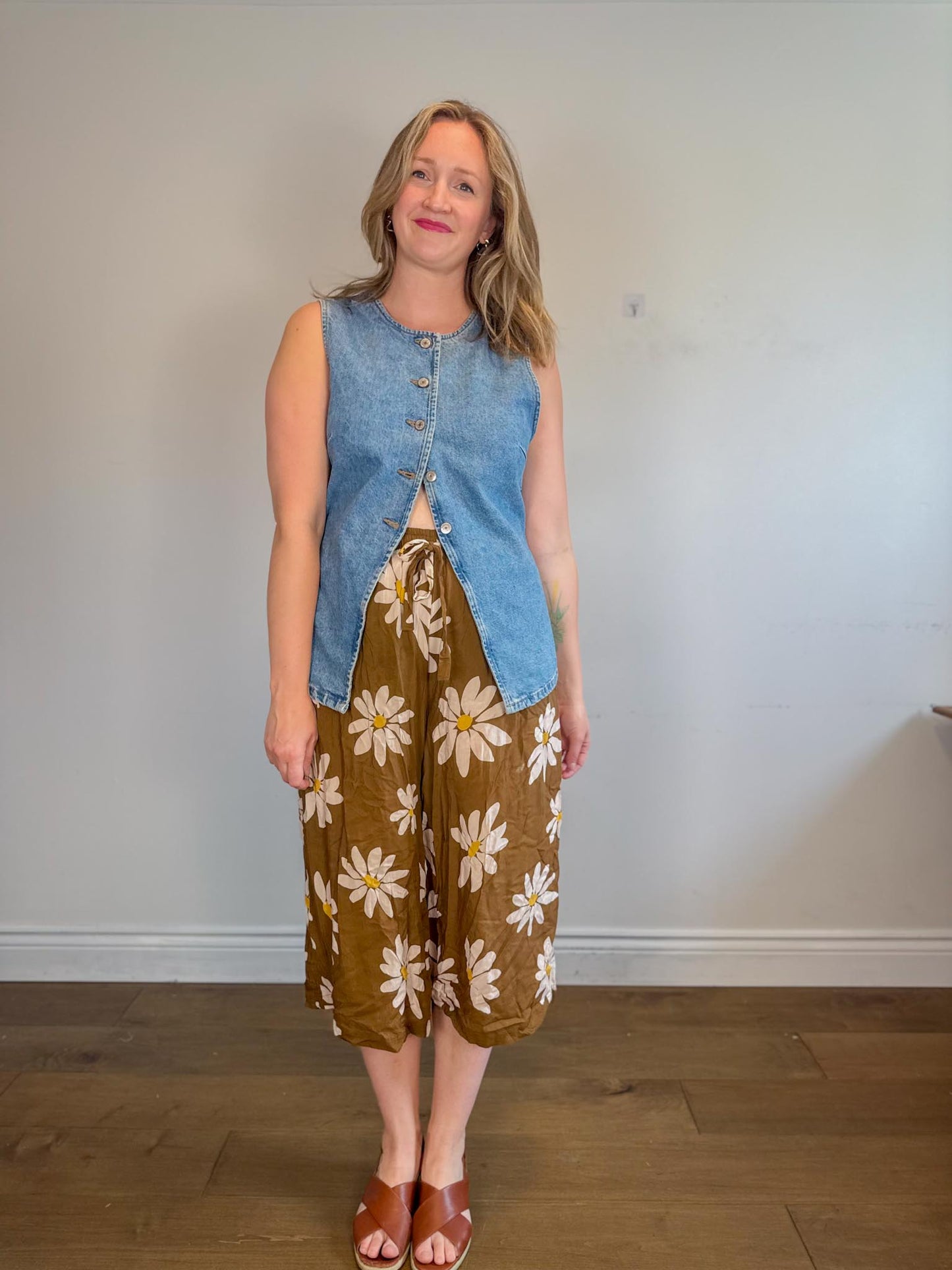 Onderbroeks Slow Fashion Cropped Rayon Pants in Daisy Print (Size L)