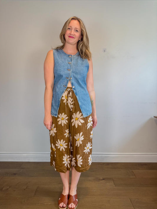 Onderbroeks Slow Fashion Cropped Rayon Pants in Daisy Print (Size L)