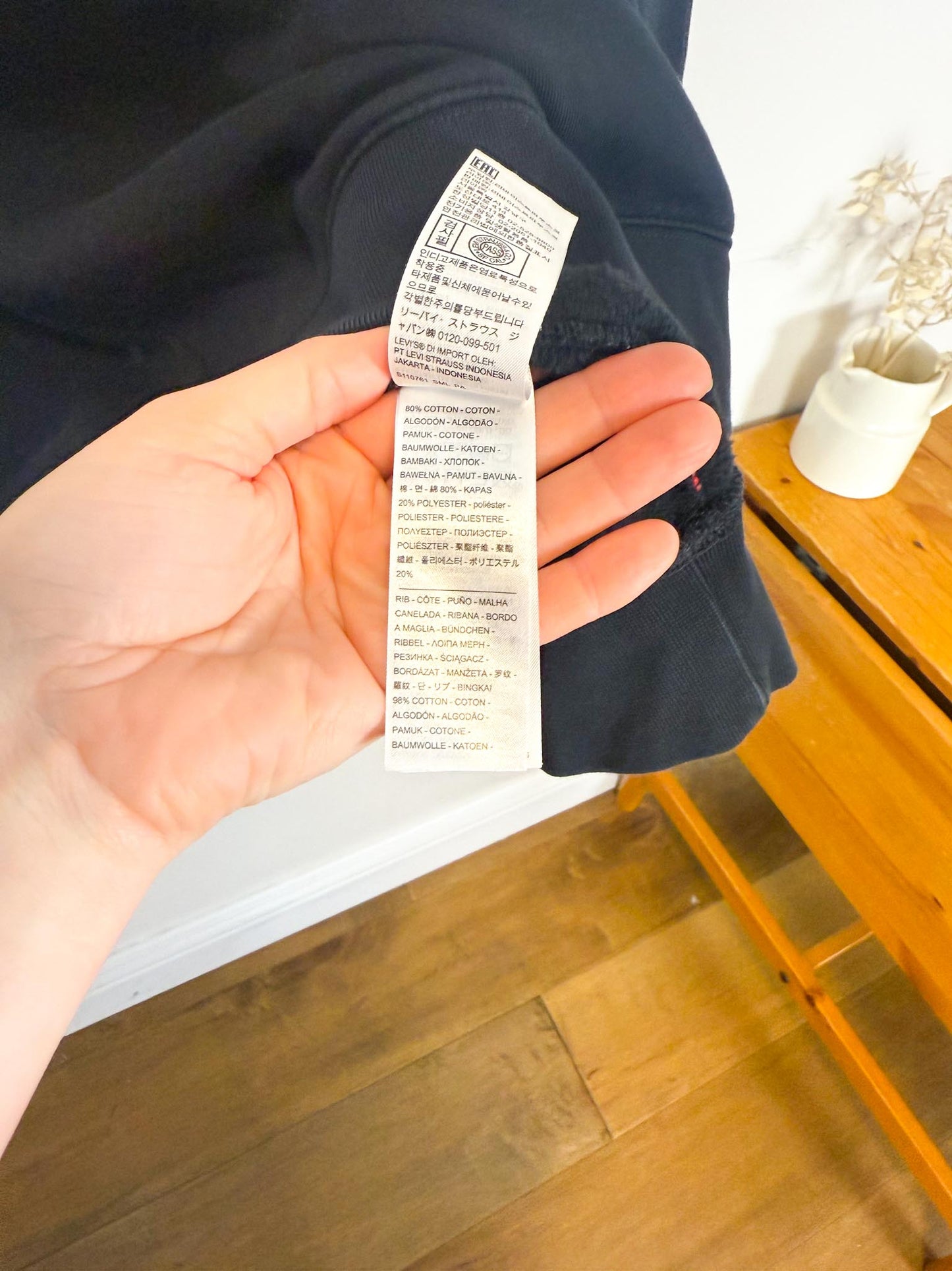 Levi's Relaxed Crewneck in Black with Embroidered Logo (Size L)