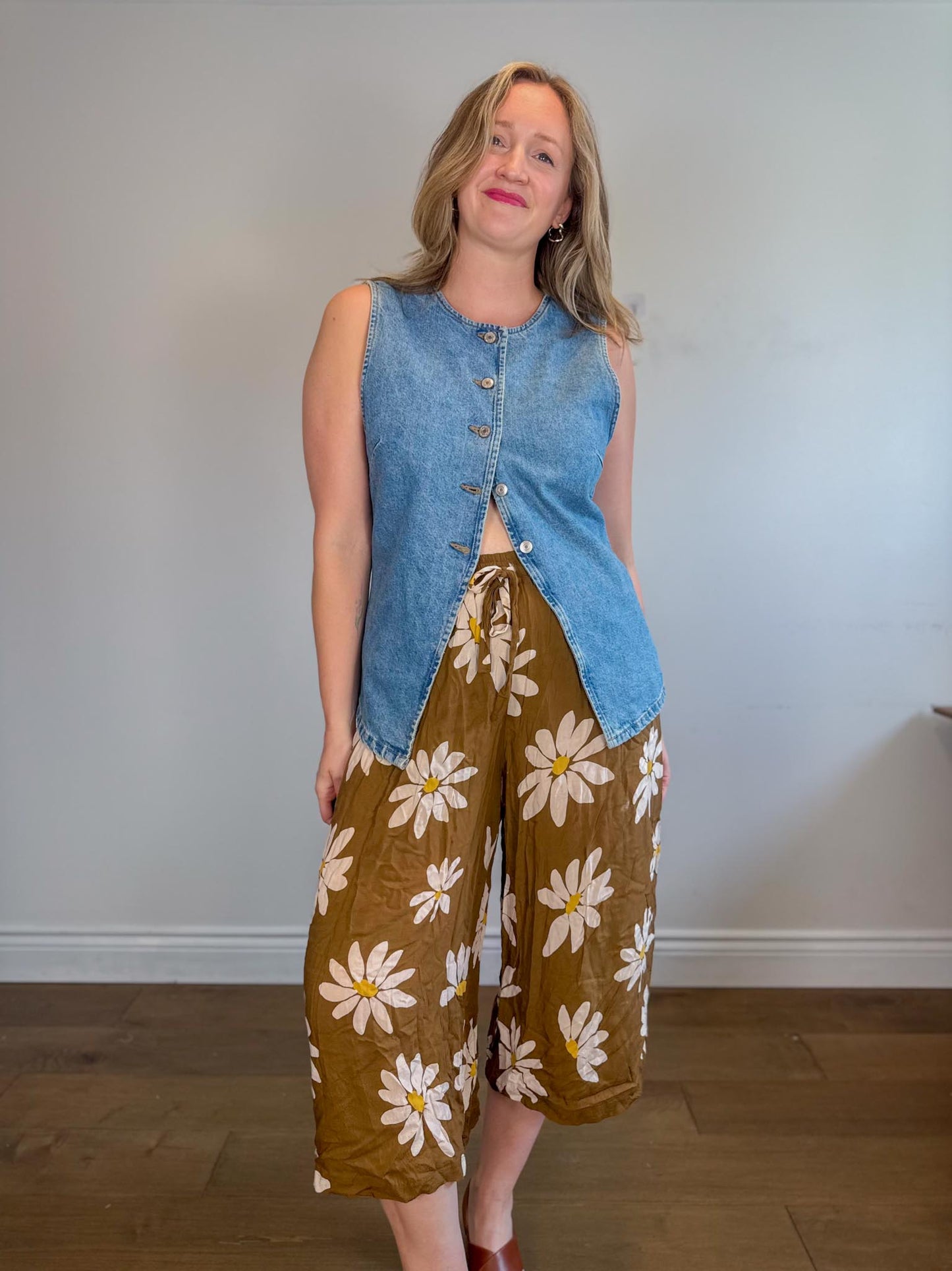 Onderbroeks Slow Fashion Cropped Rayon Pants in Daisy Print (Size L)