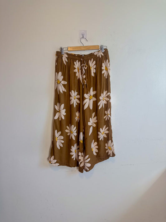 Onderbroeks Slow Fashion Cropped Rayon Pants in Daisy Print (Size L)