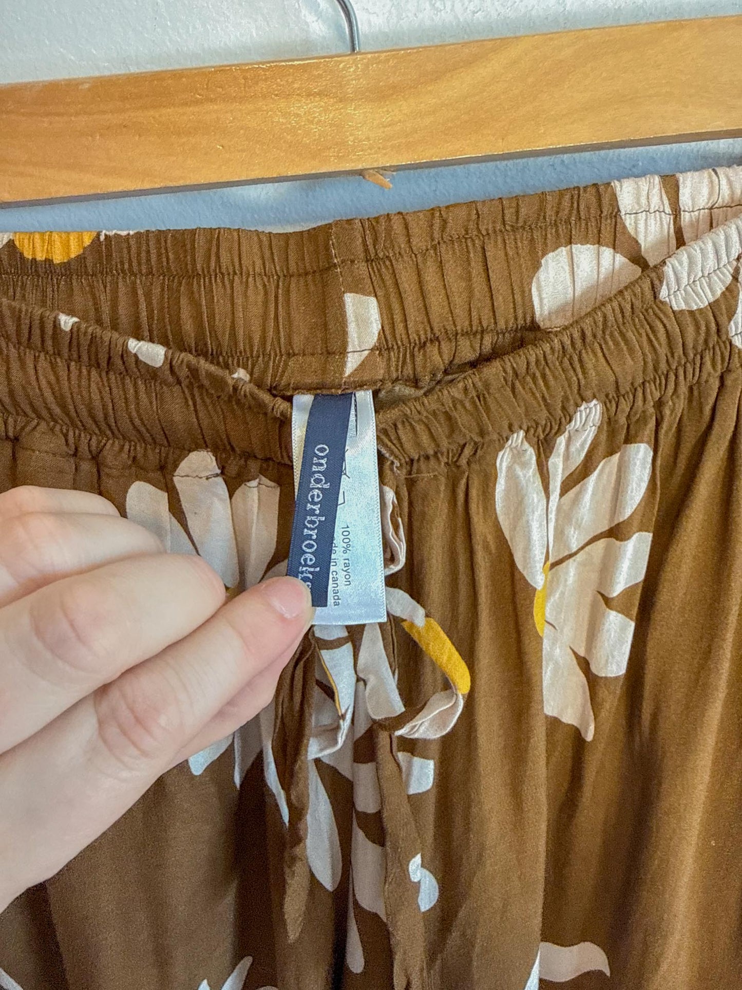 Onderbroeks Slow Fashion Cropped Rayon Pants in Daisy Print (Size L)