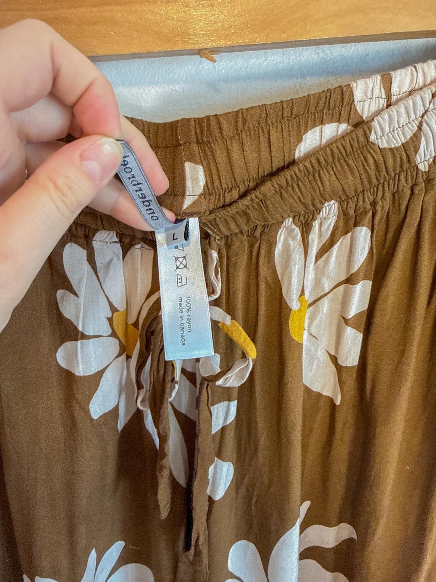 Onderbroeks Slow Fashion Cropped Rayon Pants in Daisy Print (Size L)