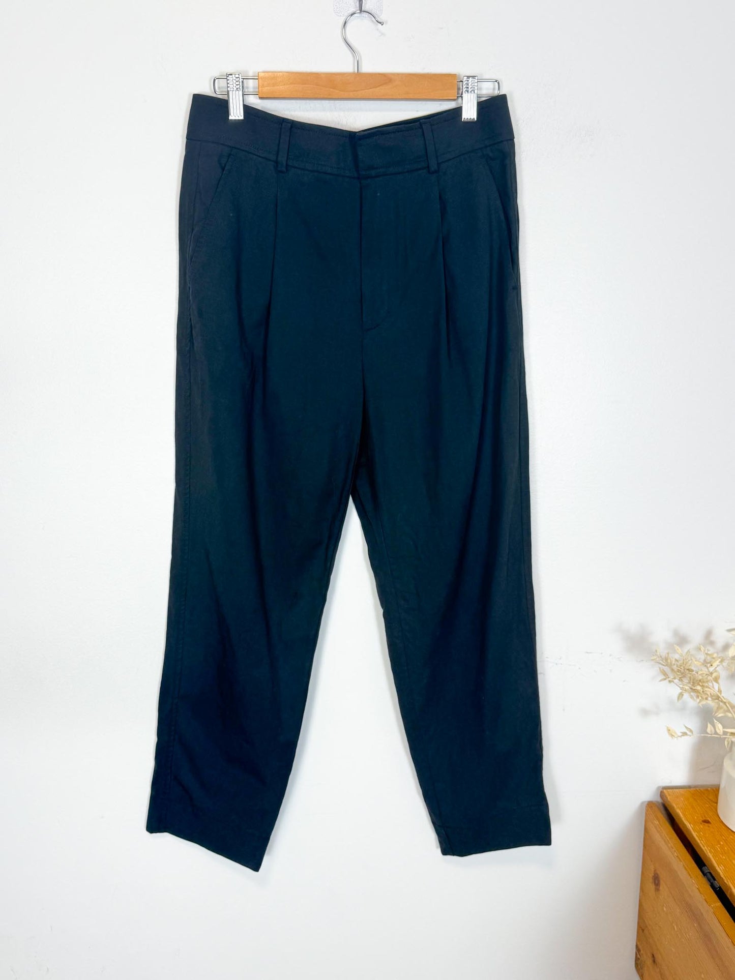 Everlane "The Draper Tapered Pants in Black" (Size 8)