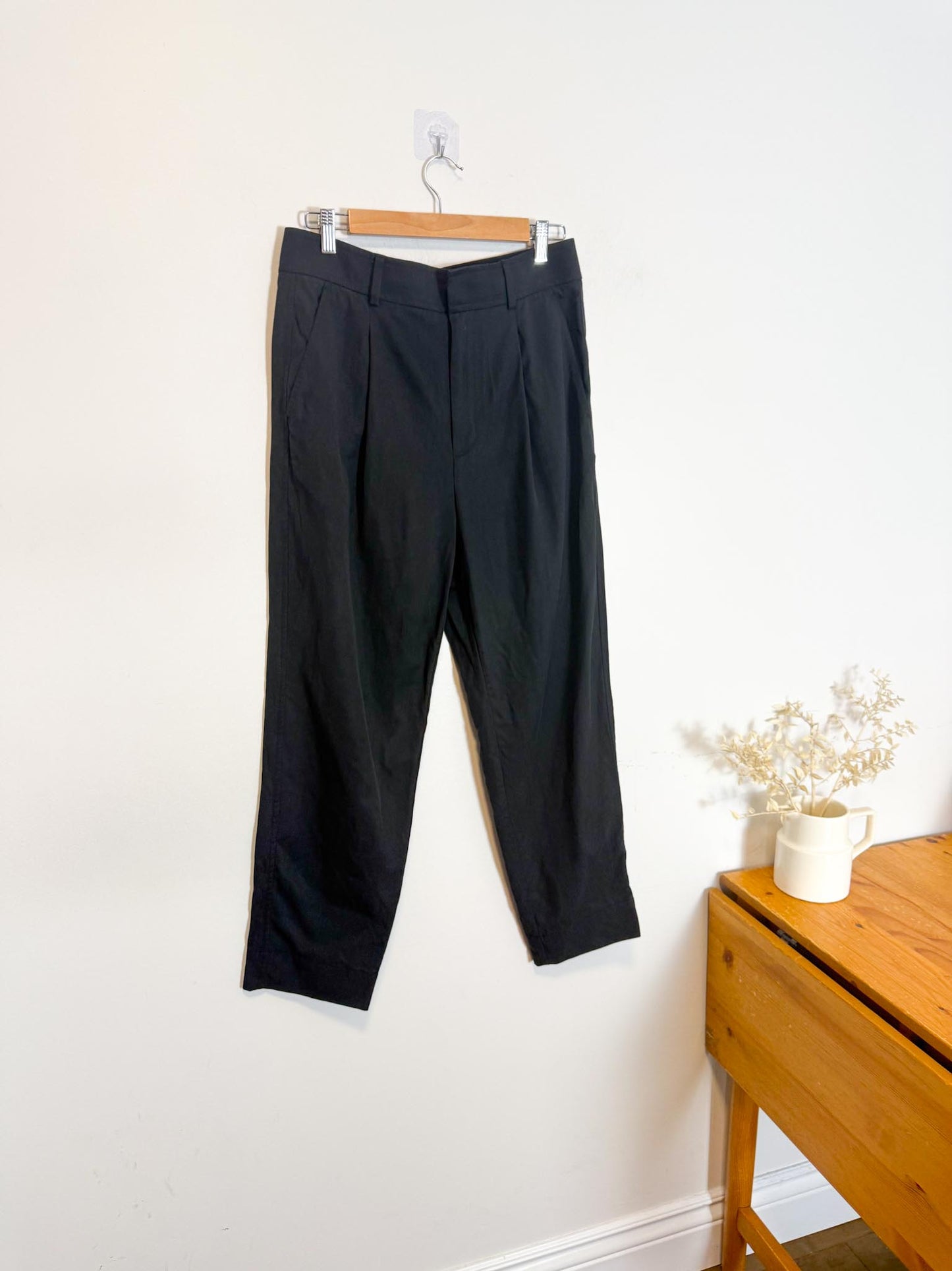 Everlane "The Draper Tapered Pants in Black" (Size 8)