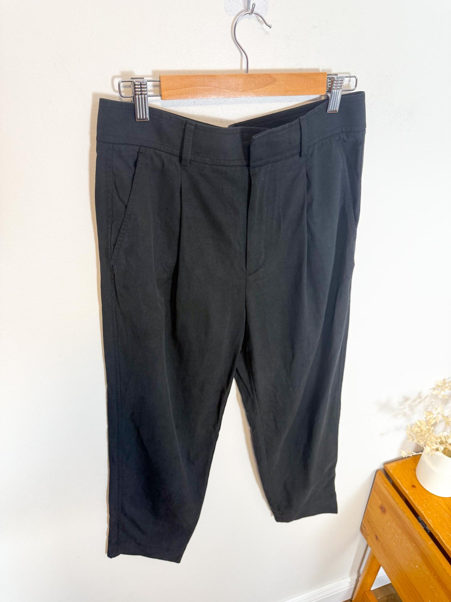 Everlane "The Draper Tapered Pants in Black" (Size 8)