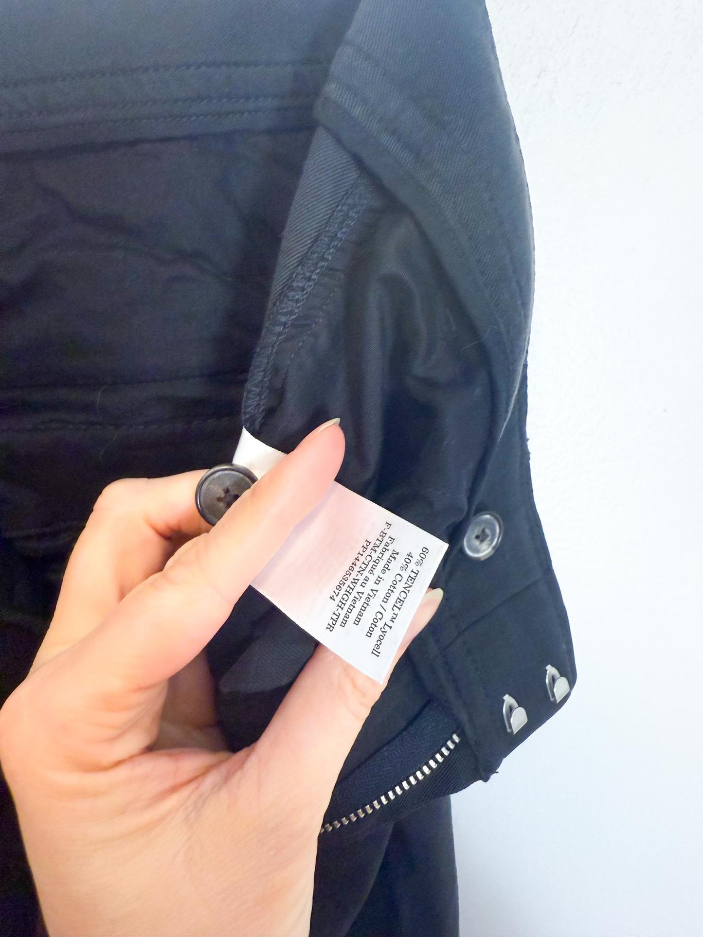 Everlane "The Draper Tapered Pants in Black" (Size 8)