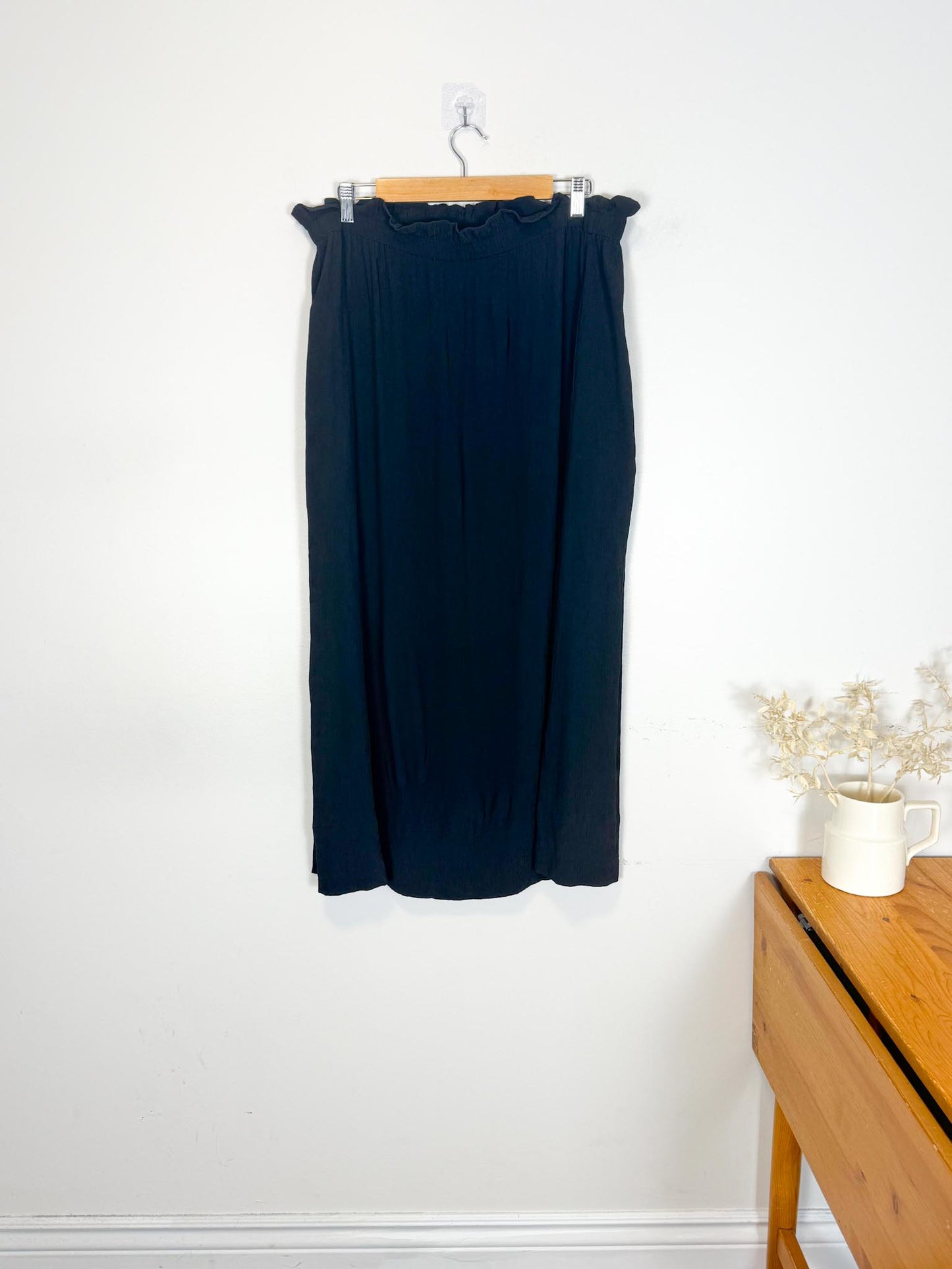 Everlane "Naia Ripple Skirt in Black" (Size XL)