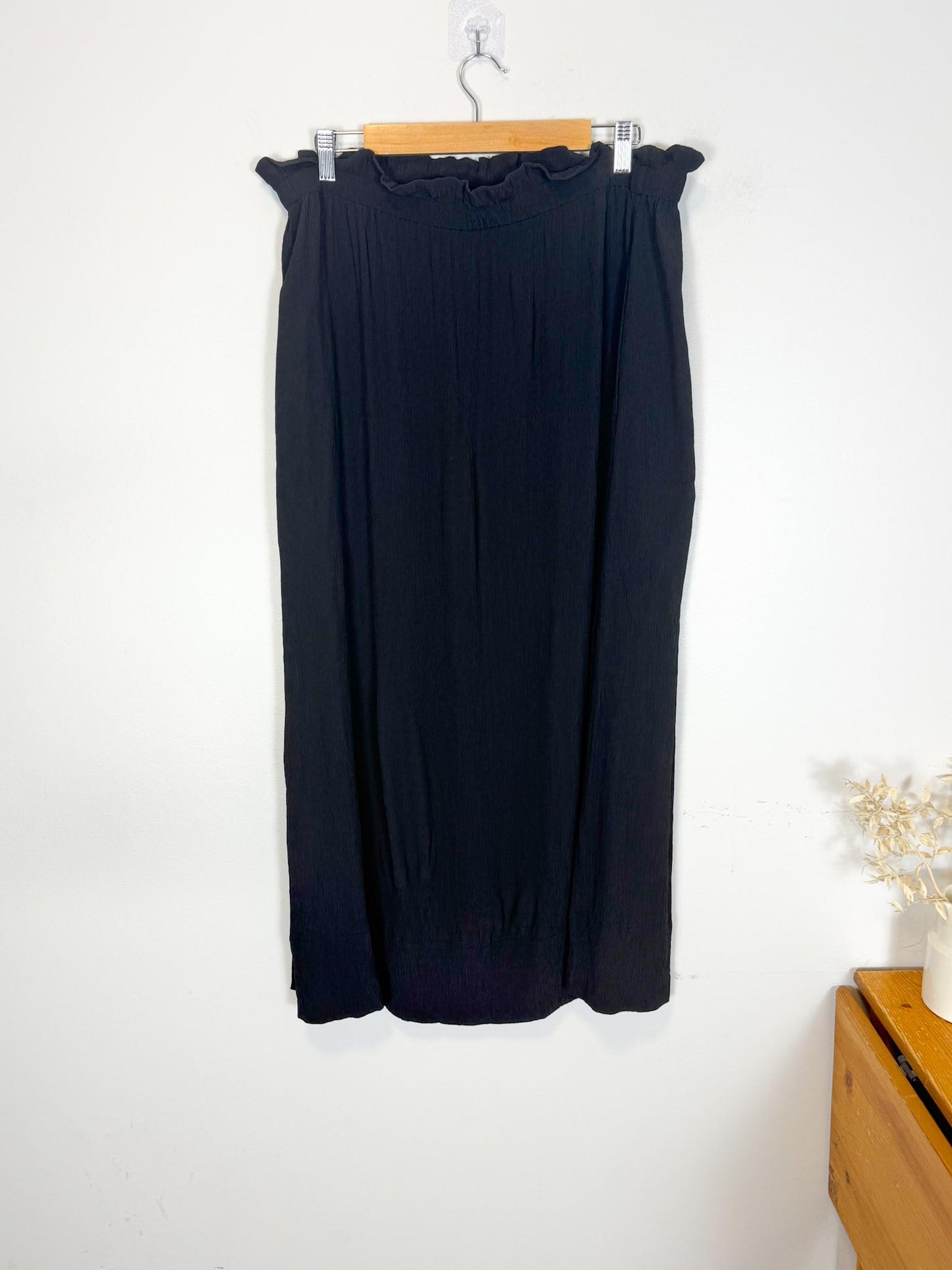 Everlane "Naia Ripple Skirt in Black" (Size XL)