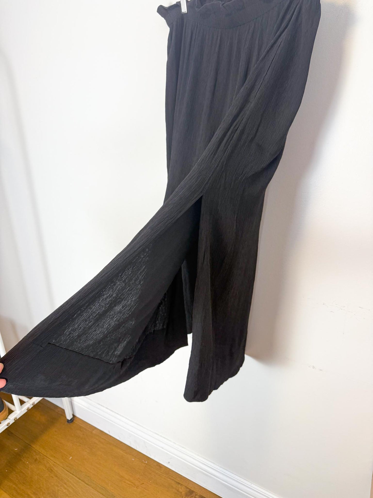 Everlane "Naia Ripple Skirt in Black" (Size XL)