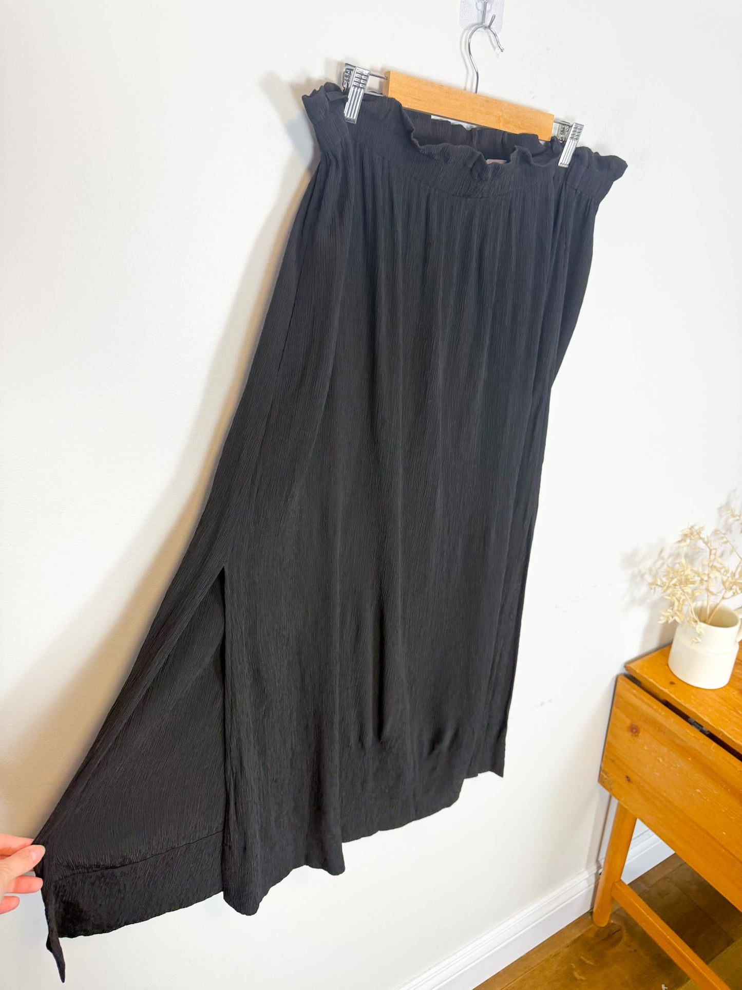 Everlane "Naia Ripple Skirt in Black" (Size XL)