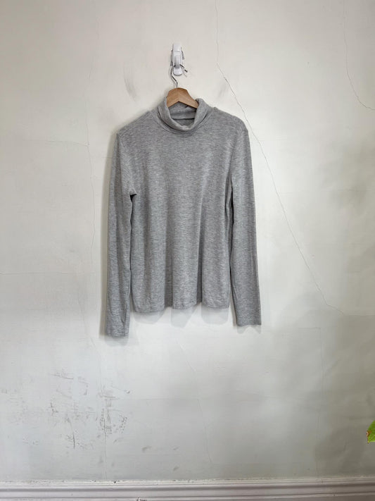 Alo Yoga "Embrace Mockneck Long Sleeve in Grey" (Size M/L)