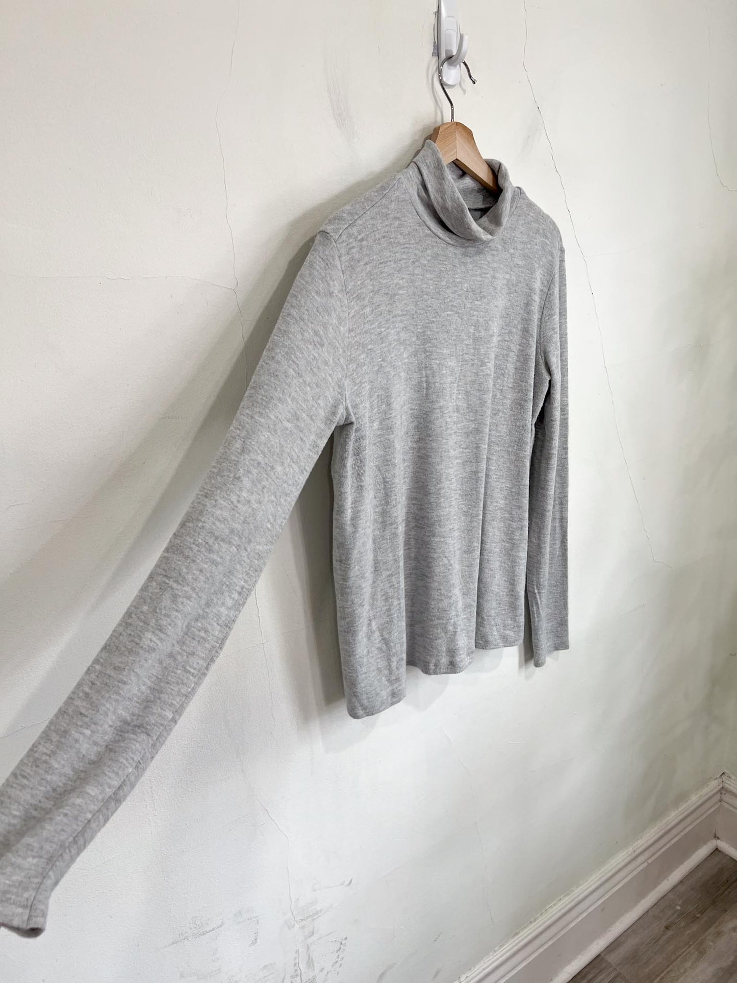 Alo Yoga "Embrace Mockneck Long Sleeve in Grey" (Size M/L)