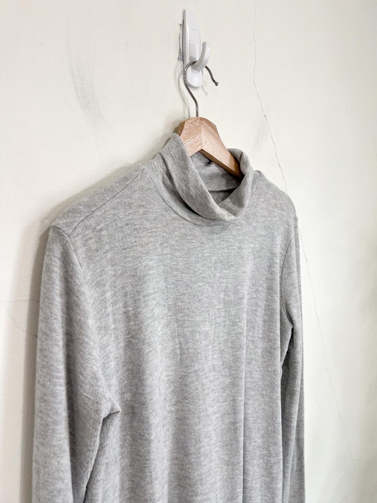 Alo Yoga "Embrace Mockneck Long Sleeve in Grey" (Size M/L)