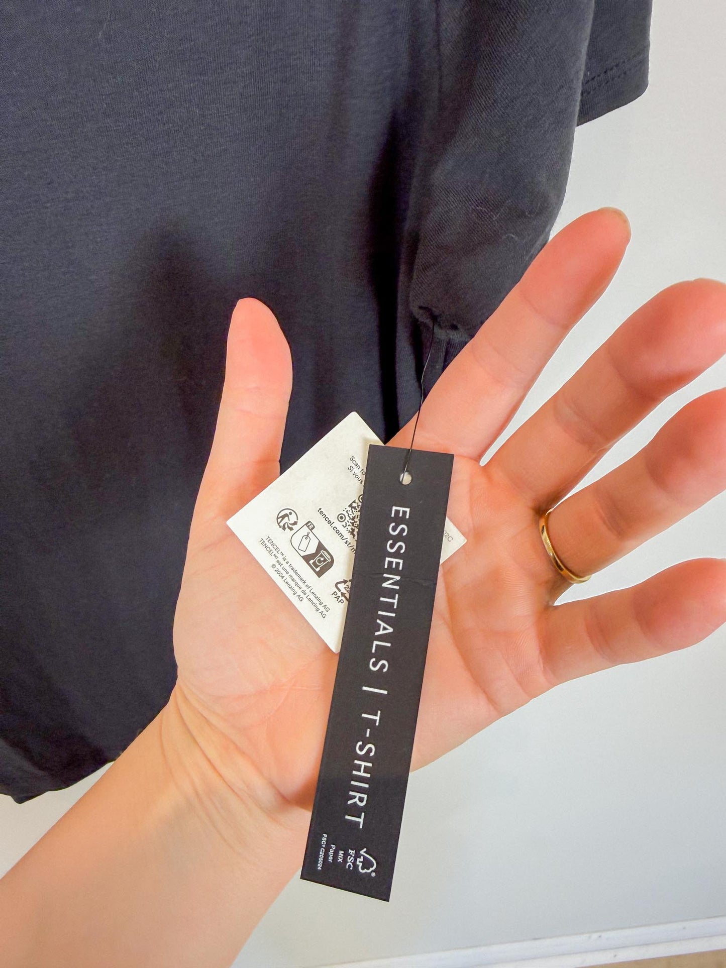 TAHARI  Essentials T-Shirt in Black NWT (Size L)